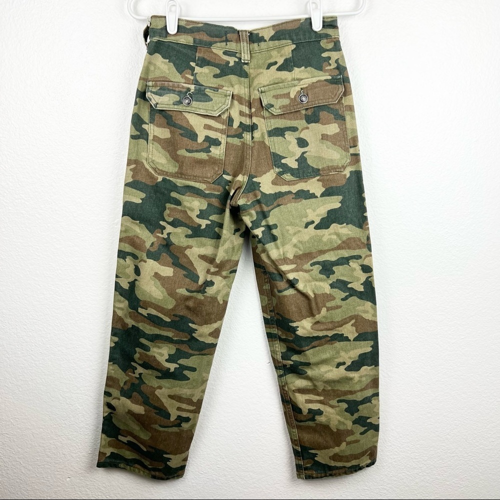 WE THE FREE Remy Cropped Camo Pant in Moss, Size 25 - Picture 4 of 10